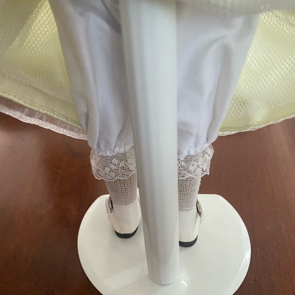 Black porcelain doll on stand - Picture 13 of 16